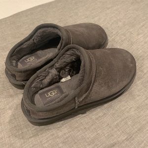 Women’s UGG slippers size 9